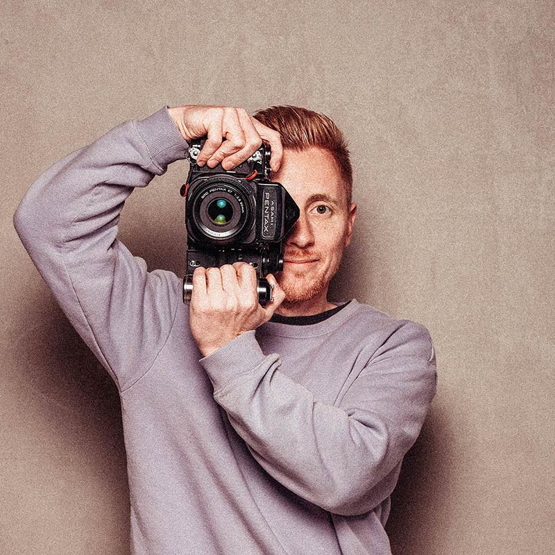 kontakt-faszination der fotografie-fotograf mit kamera- peter becher